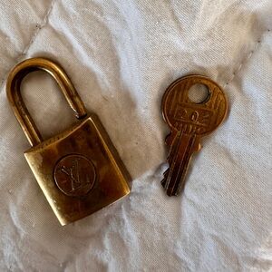 Louis Vuitton Lock 208